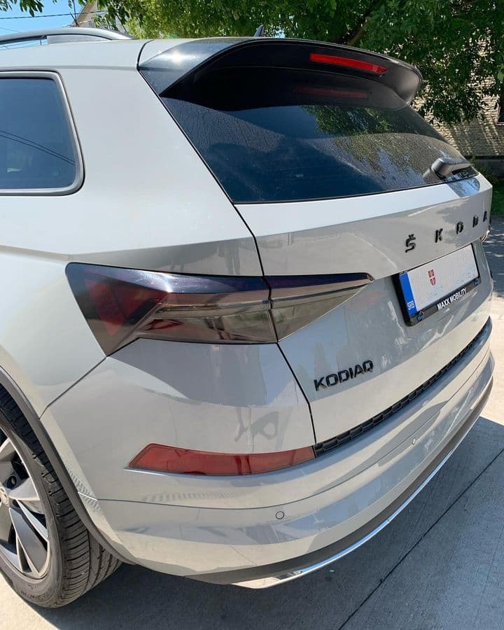 Zatamnjivanje stop svetala u kombinaciji sa zaštitnom folijom za farove