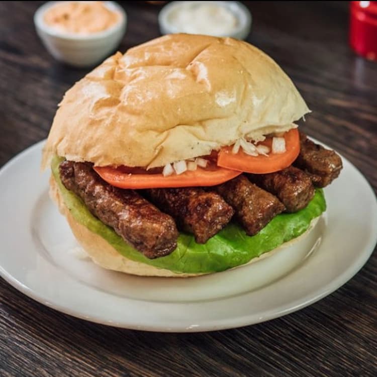 Tradicionalni ćevapi i pljeskavice od najkvalitetnijeg mesa