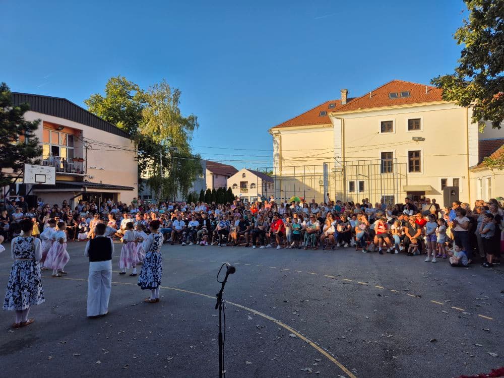 Festival folklora „Fijaker stari“ uneo duh tradicije u Batajnicu