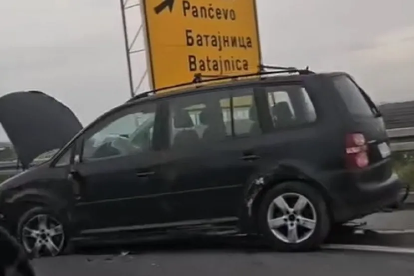 Lančani udes kod petlje u Batajnici