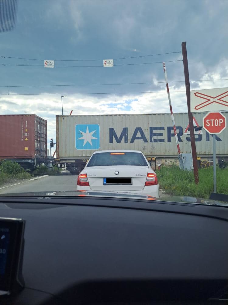 Opasna situacija na pružnom prelazu u Šangaju: rampa se podigla tokom prolaska voza