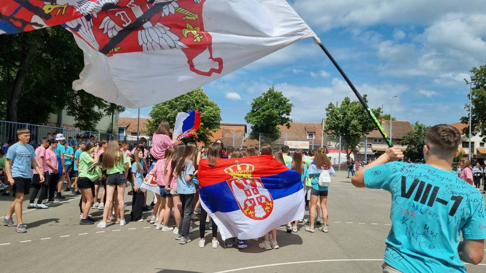 Osmaci iz Batajnice završili školovanje – smeh, suze, trubači, kolo, zagrljaji