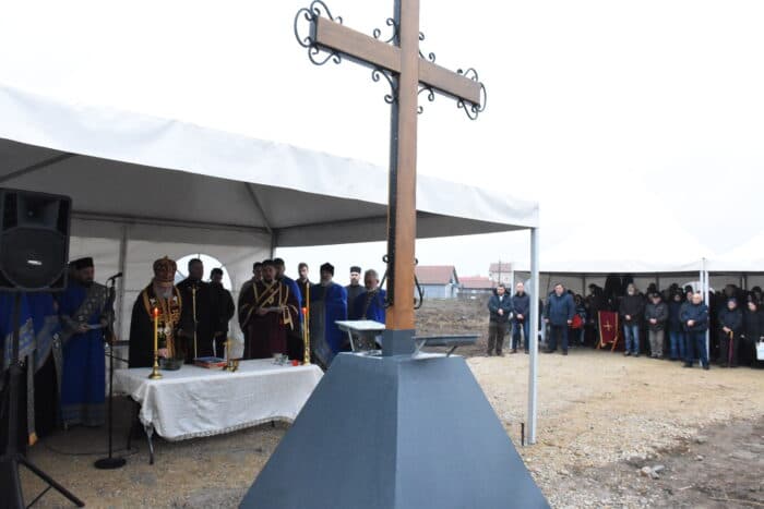 Osvećenje temelja budućeg hrama na novom groblju u Batajnici