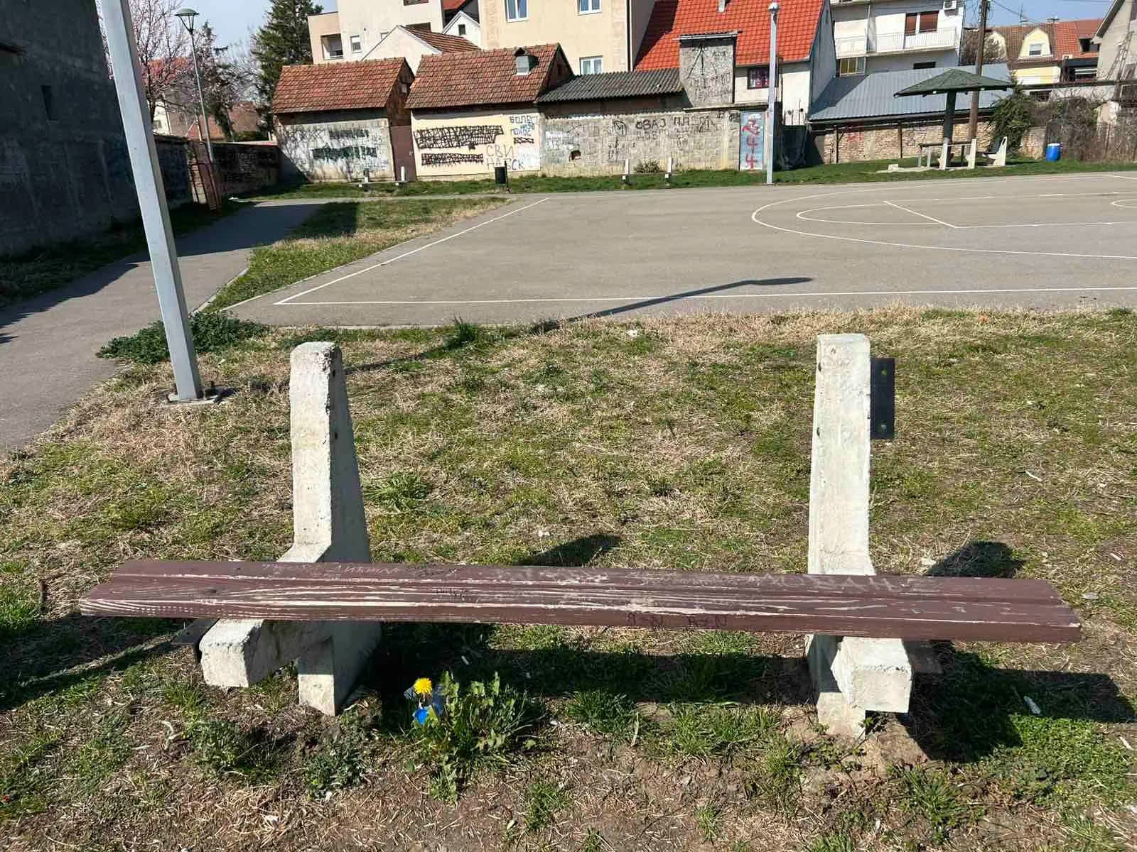 Polomljene klupe i grafiti: park u ulici Batajničkih žrtava propada