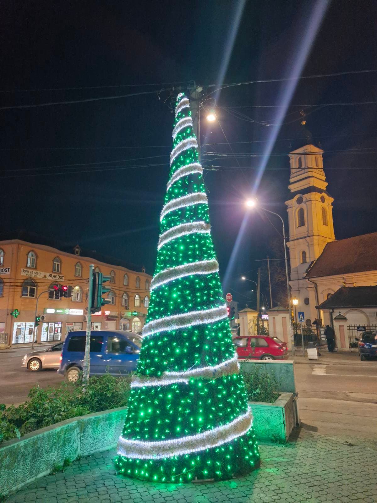 U centru Batajnice danas je ipak postavljena novogodišnja jelka.